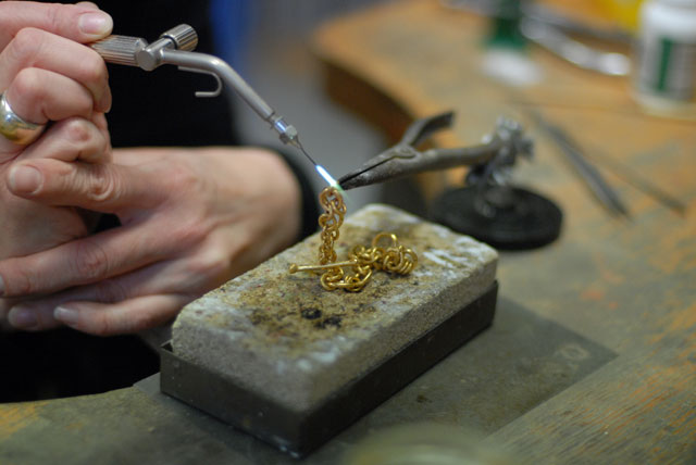 Armband aus Gold in eigener Herstellung
